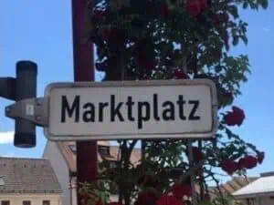 Das Fot zeigt ein Straßenschild mit der Aufschrift "Markt" und dient als Beitragsbild für das Thema "Marktstand gestalten".