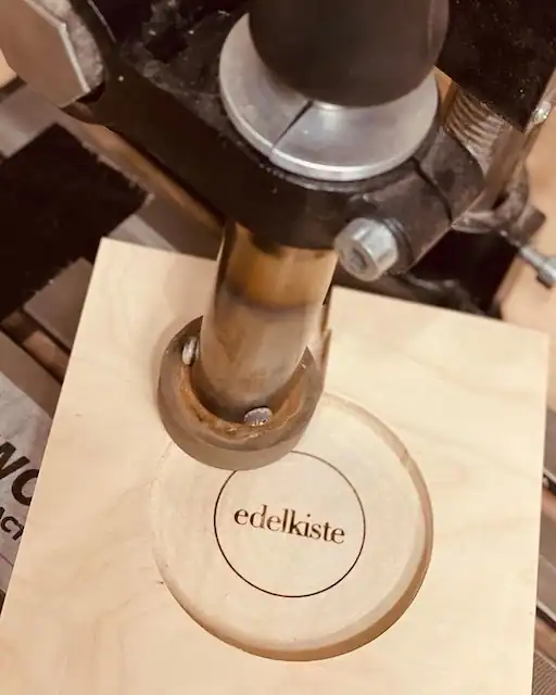 Das Foto zeigt ein Branding Tool als Firmenstempel.