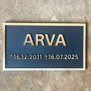 Das Foto zeigt ein Grabstein-Schild.