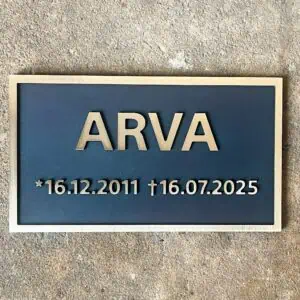 Das Foto zeigt ein Grabstein-Schild.