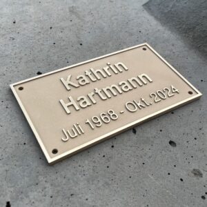 Das Bild zeigt eine Messingplatte für den Grabstein.