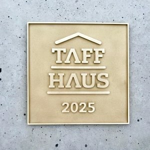 Das Foto zeigt ein sandgestrahltes Firmenschild.