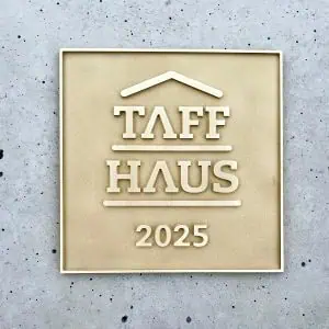 Das Foto zeigt ein sandgestrahltes Firmenschild.