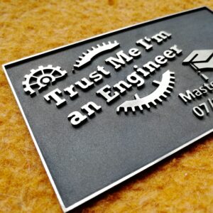 Auf dem Bild ist ein Schild aus Messing zu sehen.