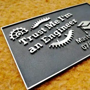 Auf dem Bild ist ein Schild aus Messing zu sehen.