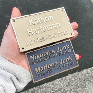 Das Foto zeigt sandgestrahlte Messingschilder.