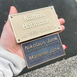 Das Foto zeigt sandgestrahlte Messingschilder.