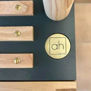 Messingtoken mit Logo auf Sitzbank