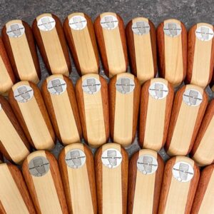 Auf dem Foto sind Edelstahl-Token in Holzgriffen zu sehen.