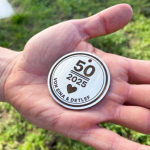 Auf dem Foto ist eine Edelstahlmedaille zu sehen.