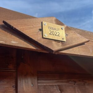 Das Schild zeigt ein Messingschild, graviert mit Anno-Gravur.