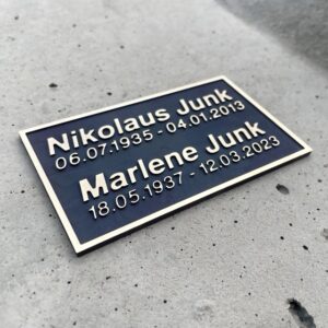 Das Bild zeigt ein Namensschild aus Messing.