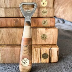 Auf dem Bild ist zu sehen wie Messingtoken in einen Holzgriff und ein Brett eingearbeitet sind.