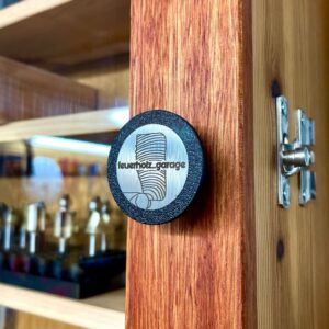 Das Foto zeigt ein Token aus Edelstahl.