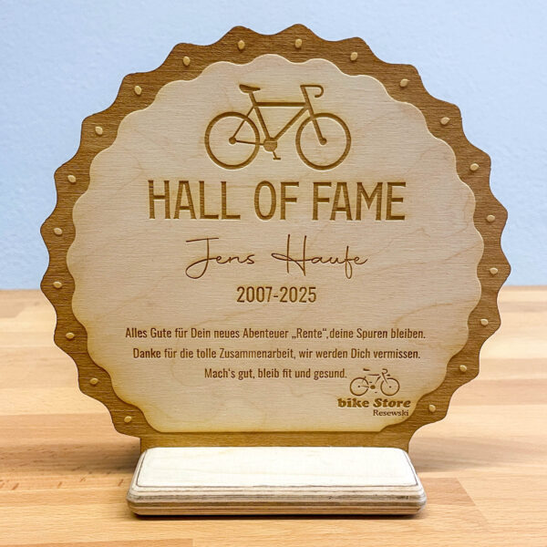 Holzpokal auf Kundenanfrage individuell gelasert