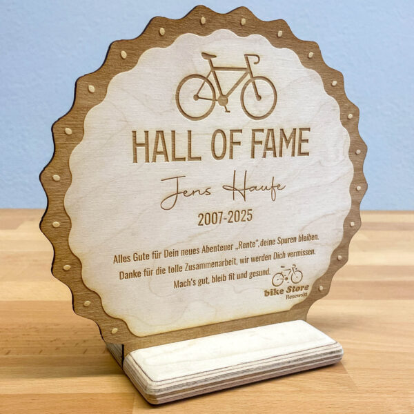 Holzpokal auf Kundenanfrage individuell gelasert