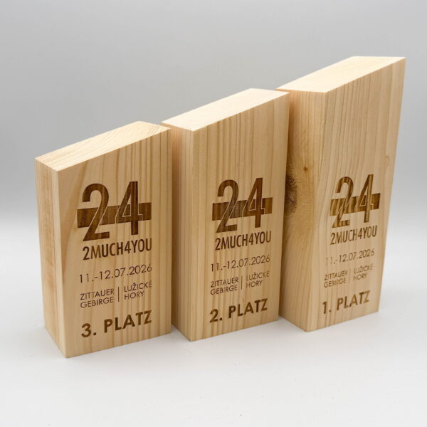 Das Bild zeigt 3 Holzpokale für ein Fahhradrennen mit 3 Platzierungen