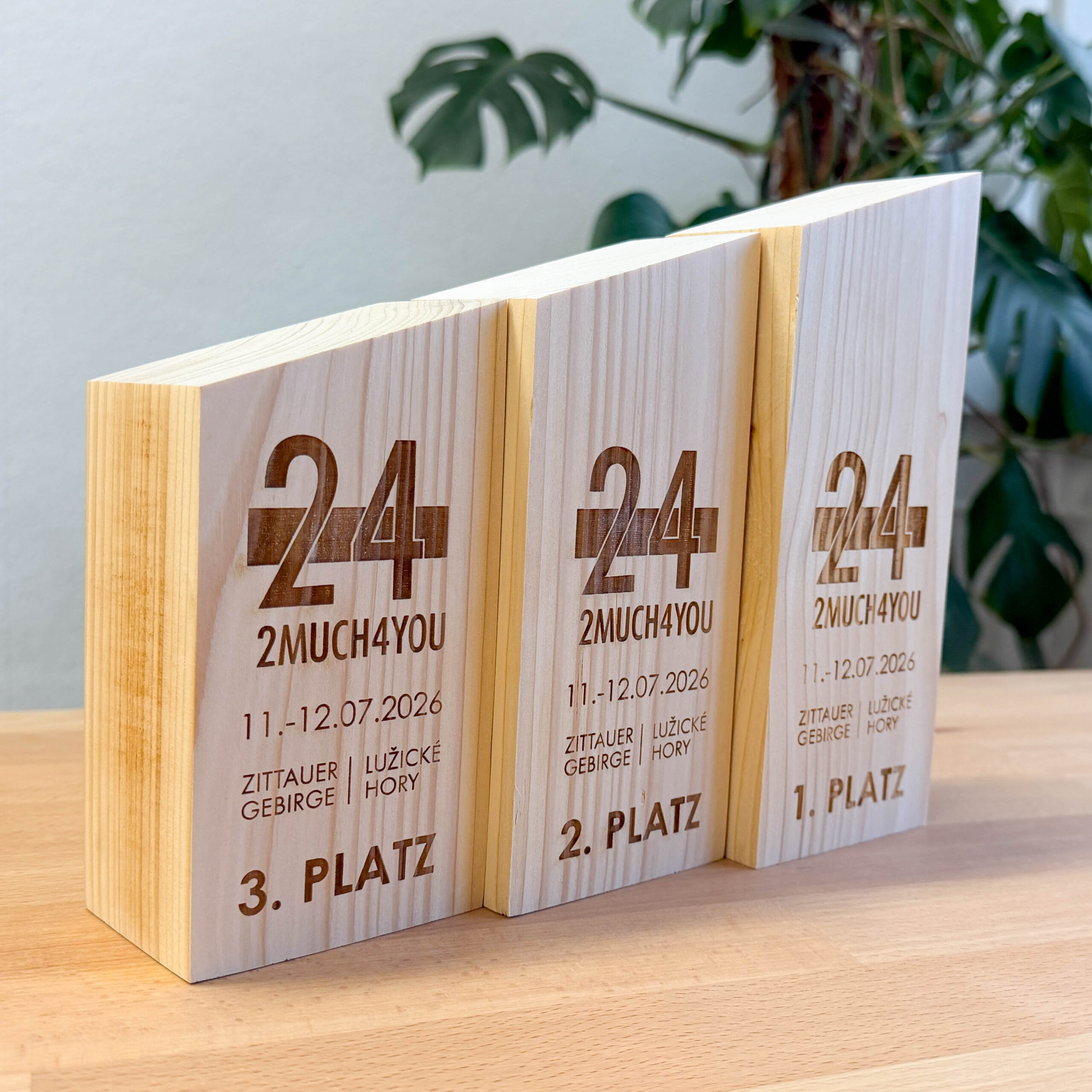 Holzpokale in verschiedenen Größen und mit verschiedenen Motiven