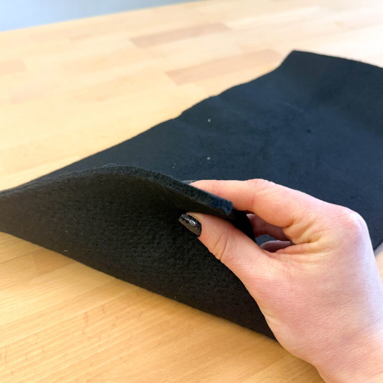 Hitzebeständige Unterlage für Brandstempelarbeiten aus Carbon-Filz auf Holzarbeitsplatz