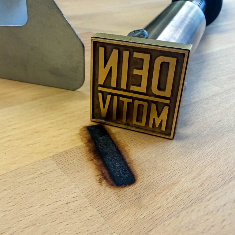 Brandfleck auf Unterlage